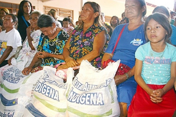 Estado entrega cestas a Ã­ndios de Dois IrmÃ£os e SidrolÃ¢ndia