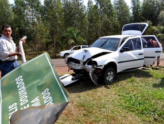 JateÃ­: Condutor perde controle e destrÃ³i placa de sinalizaÃ§Ã£o