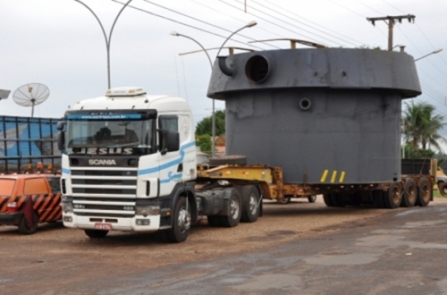 Carreta carregada causa transtornos em vias urbanas de DeodÃ¡polis