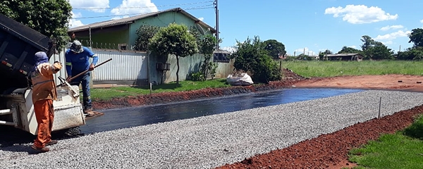 Chuva da trÃ©gua e empreiteira inicia aplicaÃ§Ã£o do asfalto frio no Paineiras