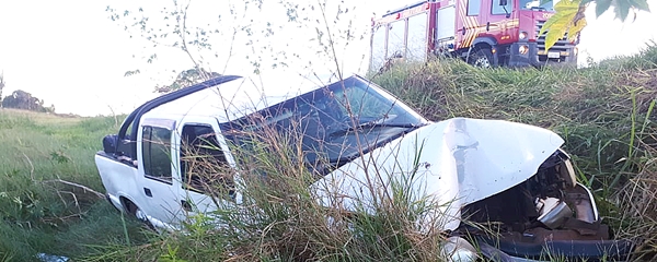 Motorista perde o controle da direção e S-10 sai da pista após bater em poste de radar