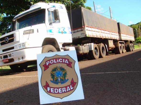 PF de Dourados apreende carreta bi-trem repleta de cigarros