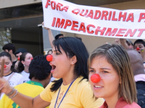 Estudantes protestam por impeachment de Ari Artuzi