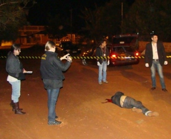 Dois homens sÃ£o assassinados a facadas no Parque do Lago