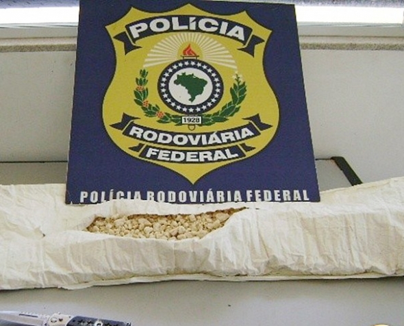 Boliviana Ã© presa com 2 mil pedras de crack em Ã´nibus