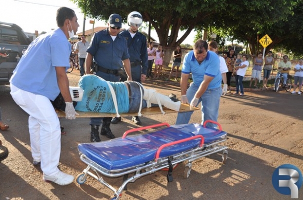 Acidente entre carro e moto deixa uma pessoa ferida no centro de Sidrolândia