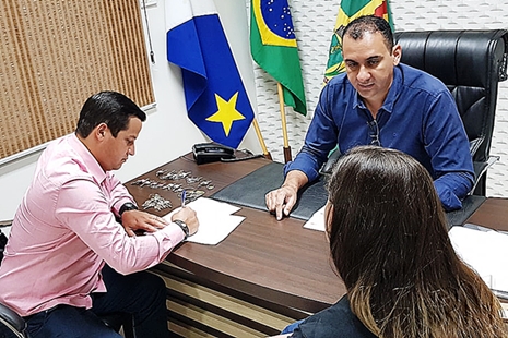 Carlos Henrique assume presidÃªncia da CÃ¢mara e mostra disposiÃ§Ã£o de formar grupo para as eleiÃ§Ãµes de 2020