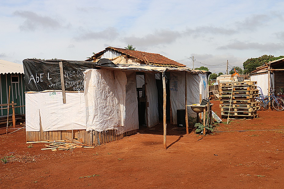 FamÃ­lias de acampamento do MST pagam taxa mensal de R$ 15,00 e sÃ³ metade delas moram nos barracos
