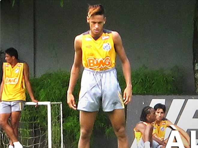 Neymar aparece de cabelo novo em treino