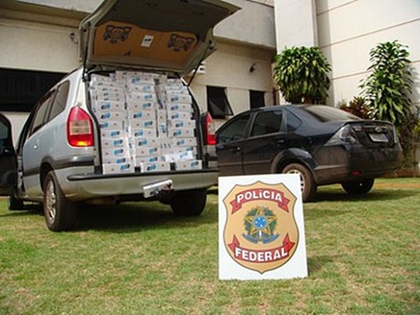 PF apreende carro com 1,9 mil pacotes de cigarros em rodovia de MS