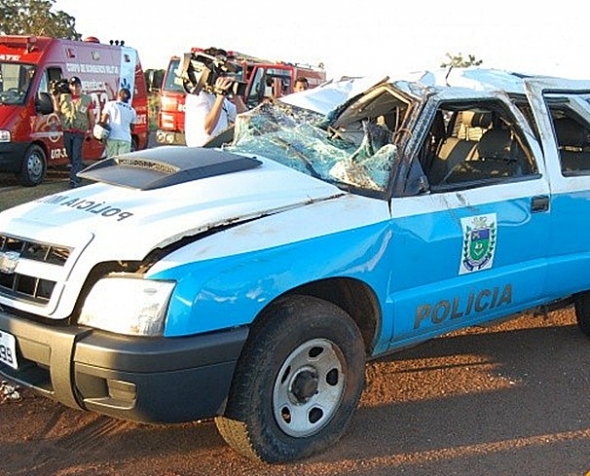 ApÃ³s perseguiÃ§Ã£o, viatura da PM capota e deixa trÃªs policiais feridos