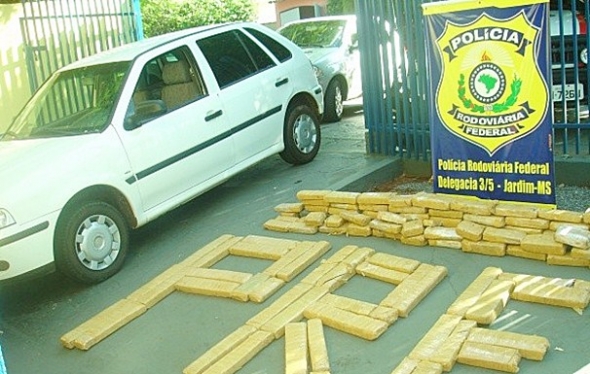 Rapaz Ã© preso com 76 kg de maconha na BR-060