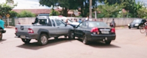 Motorista invade preferencial e provoca colisÃ£o na esquina da Escola Catarina de Abreu