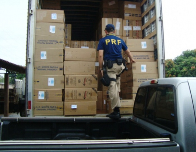 Carga de beliche em caminhÃ£o camuflava 897 caixas de cigarro em NaviraÃ­