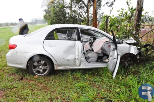 Corolla bate em arvore apÃ³s condutor perder controle prÃ³ximo a Seara