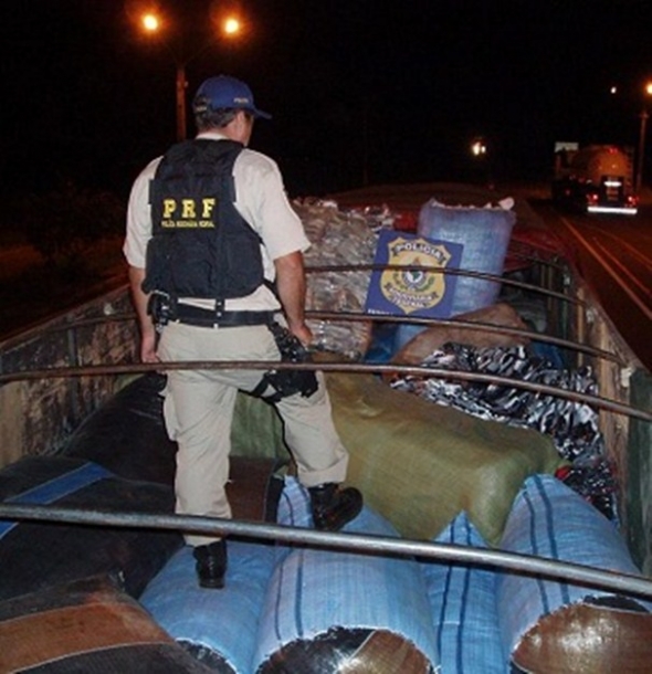 PolÃ­cia apreende 5 toneladas de roupas contrabandeadas da BolÃ­via