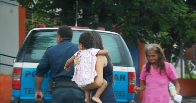 Casal briga e deixa crianÃ§a de um ano trancada em casa e bebÃª com vizinha