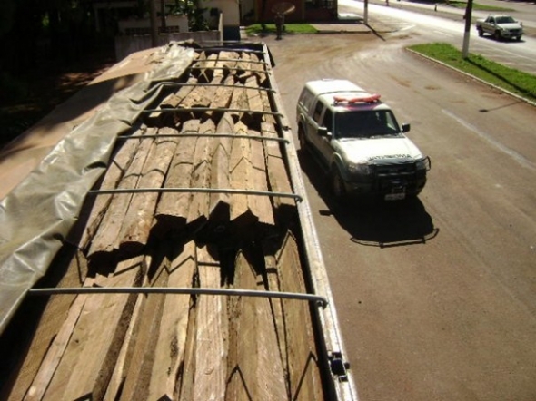 PMA apreende  carreta de madeira em SÃ£o Gabriel e aplica multa de R$ 27 mil