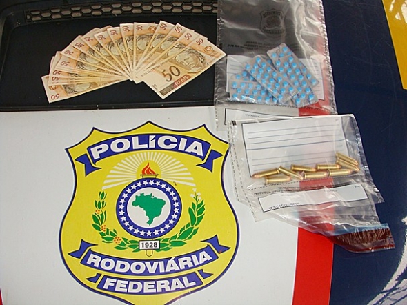 Rapaz Ã© preso com remÃ©dios, revÃ³lveres e 21 notas falsas de R$ 50