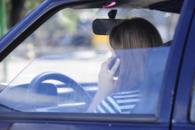 Um em cada cinco motoristas no Brasil admite uso do celular ao dirigir, diz pesquisa