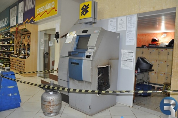 LadrÃµes invadem supermercado e arrombam caixa eletrÃ´nico do Banco do Brasil