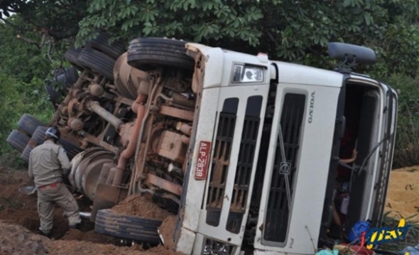 Carreta bitrem carregada de milho tomba na BR-163
