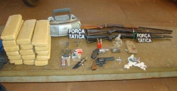 Homem Ã© preso com 15kg de maconha, armas, muniÃ§Ãµes e jÃ³ias