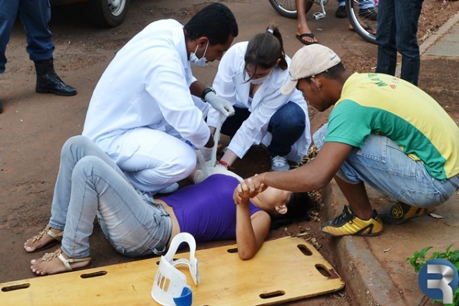 SidrolÃ¢ndia: Pneu de caminhÃ£o estoura e ciclista Ã© atingida no ombro por aro