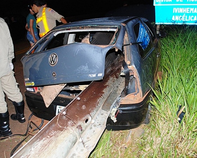 Motorista perde o controle em ponte e guard-rail atravessa o carro na MS-141