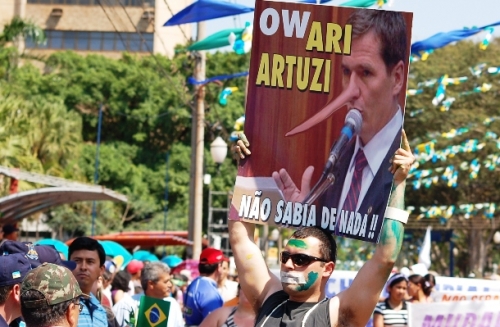 Protesto contra Artuzi em Dourados pede eleiÃ§Ãµes jÃ¡