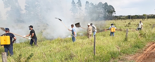 Bombeiros treinam trabalhadores rurais para combater incÃªndio em pastagens