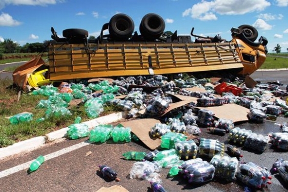 CaminhÃ£o carregado de bebidas tomba em trevo na MS-141