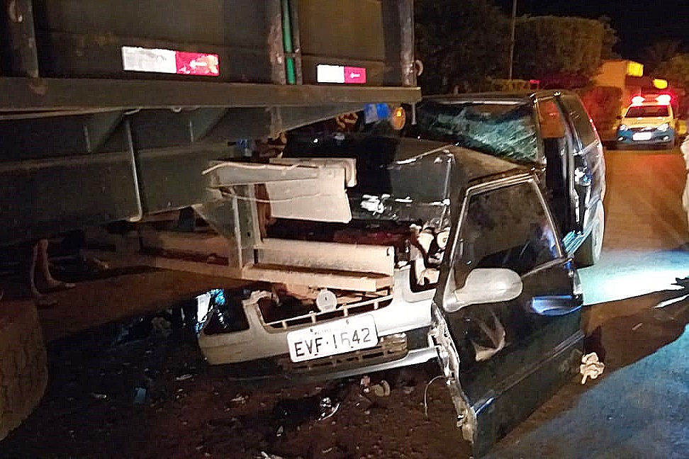 Fiat bate na traseira de caminhÃ£o boiadeiro e motorista Ã© resgatado em estado grave