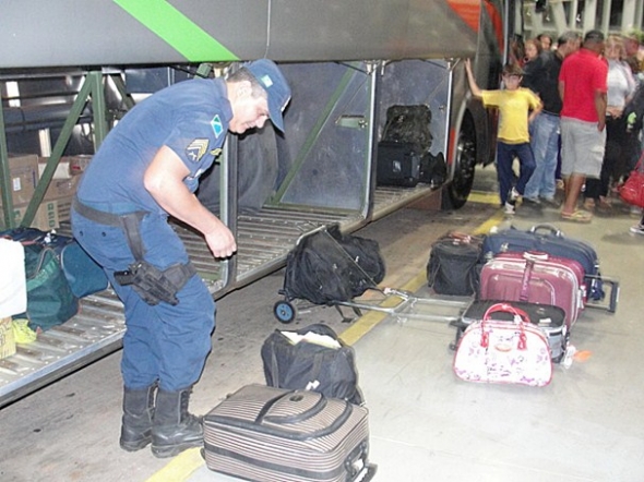 Passageiros acusam sargento da PM de abuso de poder e truculÃªncia em terminal rodoviÃ¡rio