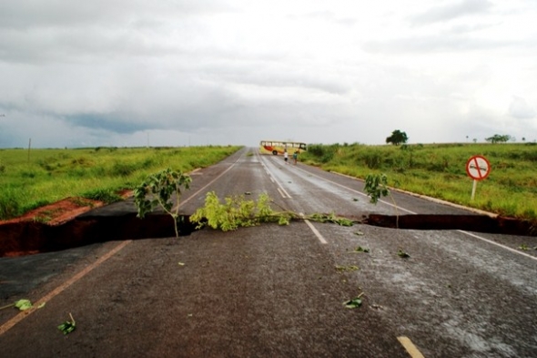 Chuva abre crateras e interdita rodovia MS 487 que liga NaviraÃ­ a Icaraima