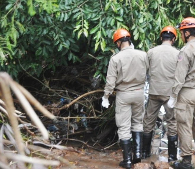 Encontrado corpo de motociclista que caiu em bueiro durante chuva
