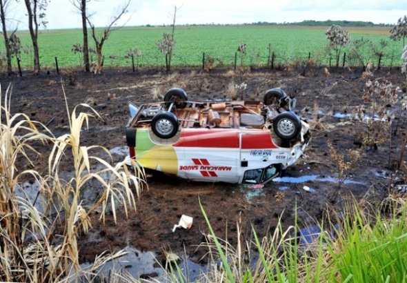 Mulher morre e trÃªs ficam feridos em capotamento de ambulÃ¢ncia na MS-060