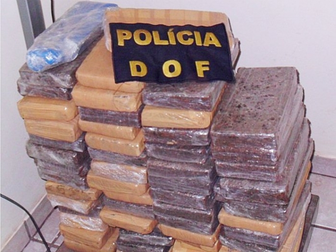 Policiais encontram duas caixas com 58 kg de maconha em Ã´nibus