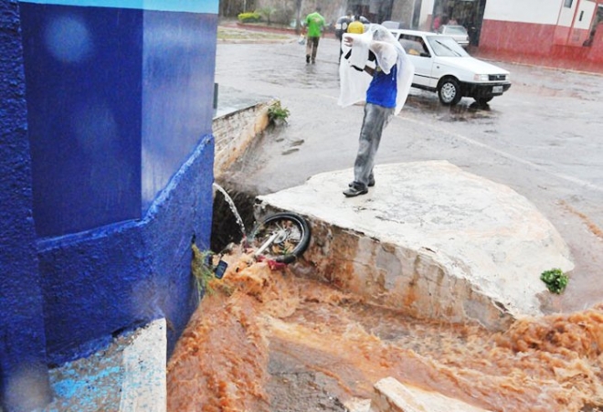 Bombeiros retomam buscas a motociclista que caiu em bueiro