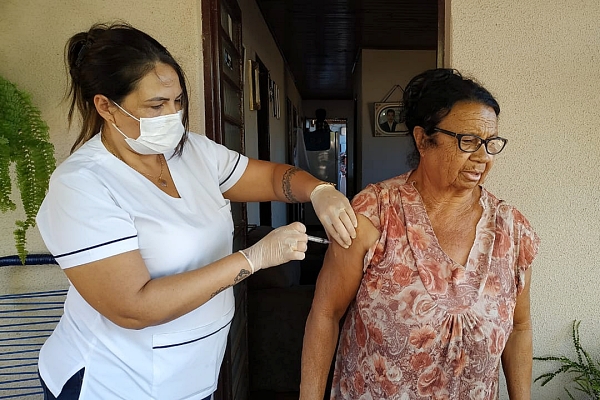 SidrolÃ¢ndia inicia vacinaÃ§Ã£o contra influenza e idosos serÃ£o vacinados em casa