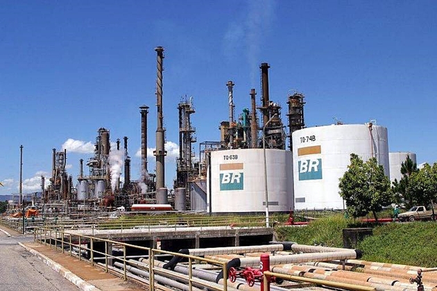 Petrobras reduz pelo 2Âº dia seguido preÃ§o da gasolina nas refinarias