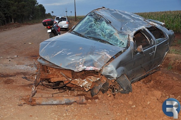 Capotamento na estrada do CapÃ£o Seco deixa quatro feridos em SidrolÃ¢ndia