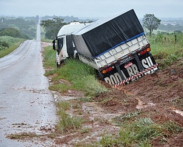 Carreta sai da pista apÃ³s tentativa frustrada de ultrapassagem