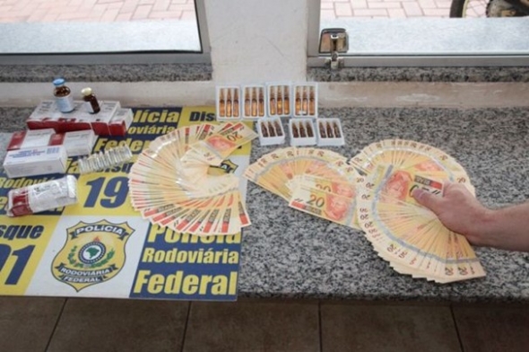 Rapazes compram R$ 6,7 mil em cÃ©dulas falsas no Paraguai e sÃ£o presos pela PRF