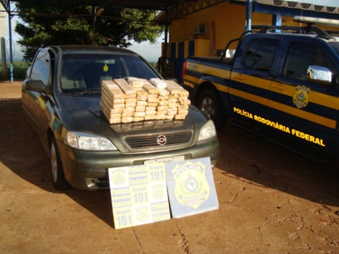 Taxista Ã© preso com mais de 50 kg de maconha na BR-463