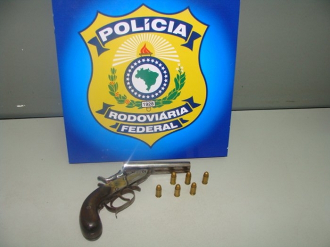 Passageiro de Ã´nibus Ã© preso com arma de fogo