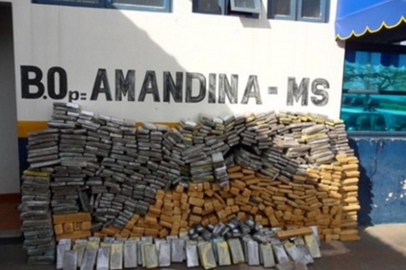 PolÃ­cia apreende falsa viatura do ExÃ©rcito com 853 kg de maconha em Ivinhema