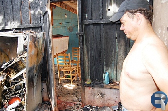 Curto circuito pode ter sido causa de incÃªndio em casa de padeiro em DeodÃ¡polis