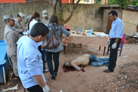 Homem Ã© assassinado no quintal de casa em Pedro Juan Cavaleiro