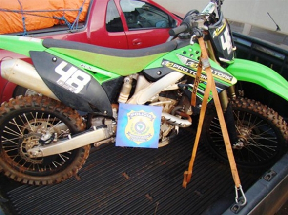 Condutor suja de barro moto importada para tentar enganar fiscalizaÃ§Ã£o